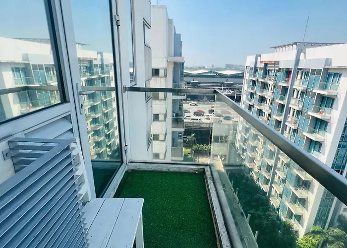 One Palm Tree - 10a With Balcony - Across Terminal 3 Airport Apartment *