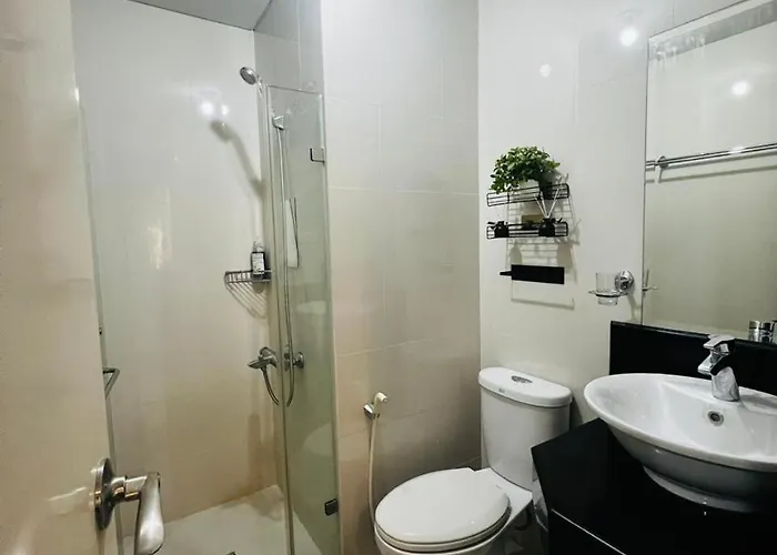 One Palm Tree - 10a With Balcony - Across Terminal 3 Airport Apartment Manila